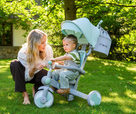 MoMi SOLIVIA 4v1 otroški voziček / tricikel, zložljiv, teleskopski ročaj, prilagodljiva strehica, odstranljivo naslonjalo, varnostni pasovi, ograja, torba, zeleno siv