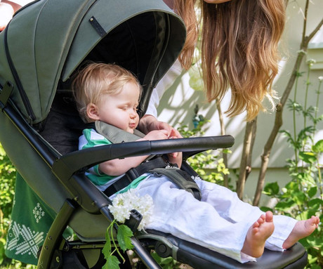 MoMi MIYA otroški voziček, zložljiv, nastavljiv, streha, 5-točkovni varnostni pas, košara, prevleka za noge, trpežna EVA kolesa, nožna zavora, +dodatki, 110x97x59cm, sivo-črn