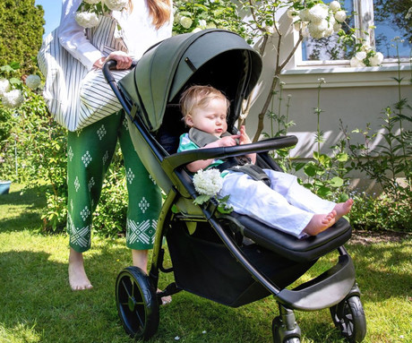 MoMi MIYA otroški voziček, zložljiv, nastavljiv, streha, 5-točkovni varnostni pas, košara, prevleka za noge, trpežna EVA kolesa, nožna zavora, +dodatki, 110x97x59cm, sivo-črn