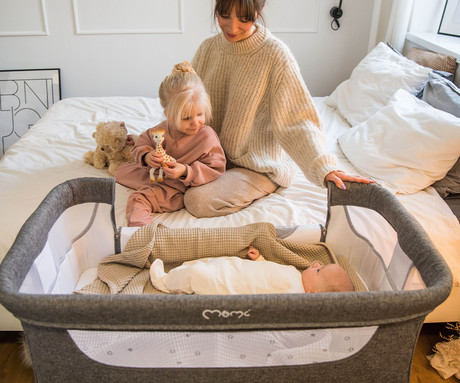 MoMi SMART BED 4v1 pametna otroška postelja, stajica, nastavljiva višina +  kot naklona, kroženje zraka, vhod z zadrgo, mreža za komarje, pasovi za pritrditev, žep, 95x88x55 cm, siva