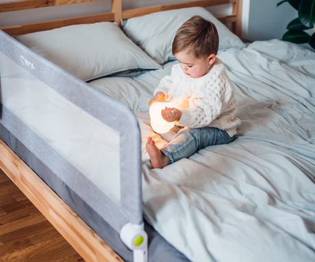 MoMi LEXI XL otroška ograja za posteljo, varovalna, univerzalna namestitev, zaščita pred premikanjem, namestitveni trakovi, zračna mrežica, žep, 180° odpiranje, 148 x 64 x 30 cm, temno siva