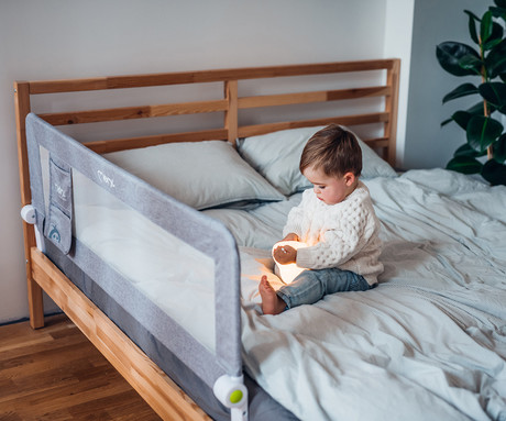 MoMi LEXI L otroška ograja za posteljo, varovalna, univerzalna namestitev, zaščita pred premikanjem, namestitveni trakovi, zračna mrežica, žep, 180° odpiranje, 148 x 43 x 30 cm, svetlo siva