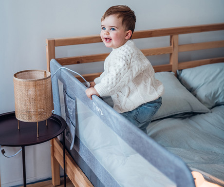 MoMi LEXI L otroška ograja za posteljo, varovalna, univerzalna namestitev, zaščita pred premikanjem, namestitveni trakovi, zračna mrežica, žep, 180° odpiranje, 148 x 43 x 30 cm, temno siva