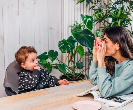 MoMi REKI 3v1 otroški stol, za hranjenje, podpora hrbta, opora za noge, varnostni pasovi, nastavljiv dvojni pladenj, držalo za skodelico, igrača, enostavno čiščenje, 93-67.5x60x54cm, bež